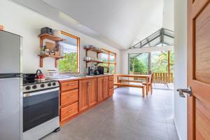 uma cozinha com armários de madeira e uma grande janela em Finca Mango - 40 acre paradise 