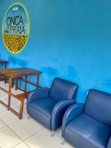 Uma área de estar em Onça da Praia Hostel
