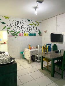 Uma TV ou centro de entretenimento em Onça da Praia Hostel