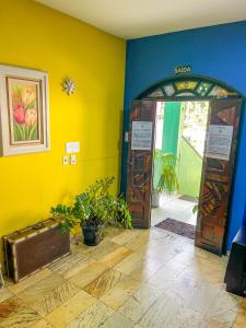 una entrada a una habitación con puerta abierta en Onça da Praia Hostel, en Vitória