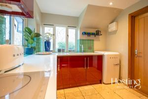 cocina con fregadero y encimera en The Lookout - 2 Bedroom Annex With Parking en Reading