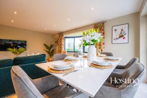 a dining room with a white table and chairs at The Lookout - 2 Bedroom Annex With Parking in Reading +21 photos
