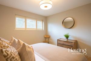 a bedroom with a bed and a mirror at The Lookout - 2 Bedroom Annex With Parking in Reading