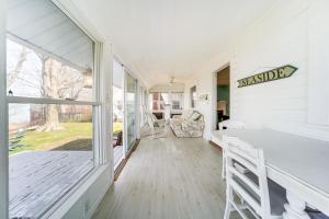 O bucătărie sau chicinetă la Coastal Lake Erie Cottage with Amazing Water Views!