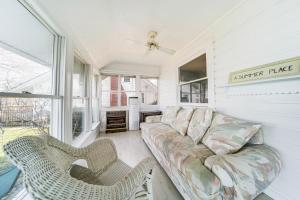 Un televizor și/sau centru de divertisment la Coastal Lake Erie Cottage with Amazing Water Views!