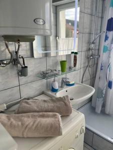 a bathroom with a sink and a mirror and a sink at Gemütliche Wohnung/ cozy apartment Niklasdorf in Niklasdorf