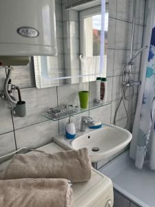 a small bathroom with a sink and a mirror at Gemütliche Wohnung/ cozy apartment Niklasdorf in Niklasdorf