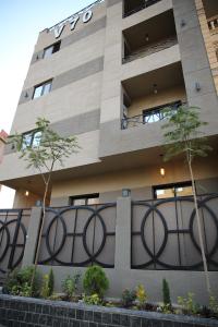 um edifício com uma cerca em frente em Regal view Aparthotel em Cairo