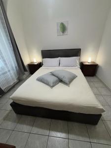 a bed in a room with two pillows on it at Zoe Recidencias 3 in Boves