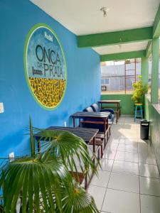 Um restaurante ou outro lugar para comer em Onça da Praia Hostel
