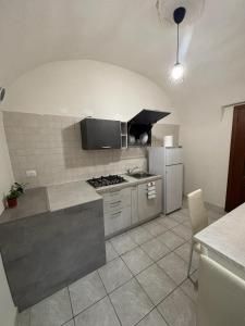 a kitchen with a stove and a refrigerator at Zoe Recidencias 3 in Boves