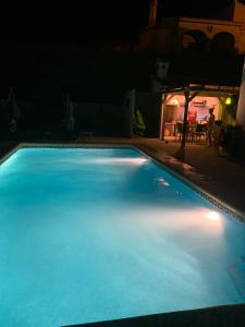 ein großer, nachts beleuchteter Pool in der Unterkunft Casa Doble Sueno in Orba