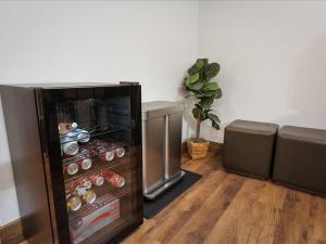 einen kleinen Kühlschrank in einem Zimmer mit einer Pflanze in der Unterkunft Courtside Cabin in Nisswa
