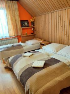 ein Zimmer mit 3 Betten und Handtüchern darauf in der Unterkunft Pokoje Gościnne Janina Bocheńczak in Gliczarów Górny