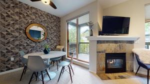 Μια τηλεόραση ή/και κέντρο ψυχαγωγίας στο 2BR in Northstar, Whistler Village, Fireplace, Hot Tub, Central Location, Ski Storage