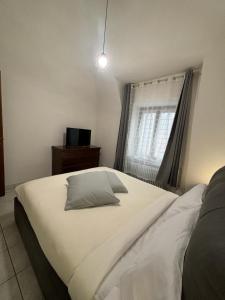 a bedroom with a large white bed with a window at Zoe Recidencias 3 in Boves +2 photos