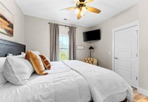 A bed or beds in a room at Lakeside Splendor: 9BR, Hot Tub, Arcade, Views!