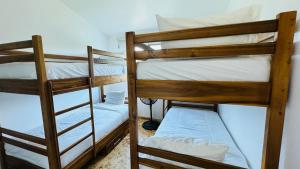 Postel nebo postele na pokoji v ubytování Hillside Oceanview Villa + 30 fotografií