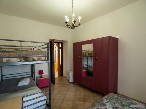 1 dormitorio con 2 literas y espejo en Casa degli Ulivi, en Civitella del Tronto