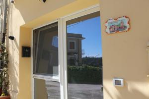 羅卡聖喬瓦尼的住宿－LA CASETTA DI LULÚ，享有庭院景致的滑动玻璃门