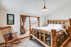 Llit o llits en una habitació de Beautiful Wasilla Home Rental with Deck and Gas Grill!