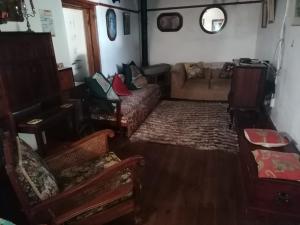 sala de estar con sofá, mesa y sillas en Kate's Country Kitchen Accommodation, en Bredasdorp