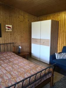 um quarto com uma cama e um grande armário branco em Studio with free parking Nice terrace Free WiFi connection em Genebra
