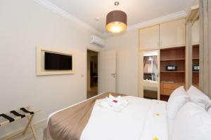ポート・サイードにあるMarom Port Said Resortのベッドルーム(白いベッド1台、テレビ付)