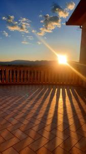 - Balcón con vistas a la puesta de sol en La casa del Mago camere e appartamenti en Pissignano