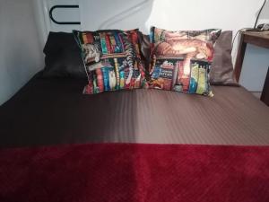Una cama con dos almohadas encima. en Kate's Country Kitchen Accommodation, en Bredasdorp