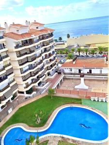 een luchtzicht op een groot appartementencomplex met een zwembad bij Luxury Bahia Sea Views By Deihu Experiences in Los Cristianos
