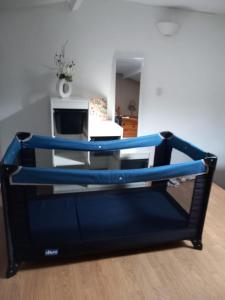 Letto a castello blu e nero in camera di Éblouissant appartement au calme d'une résidence avec piscine idéalement situé au pied du Colorado provençal dans le prestigieux Luberon a Rustrel