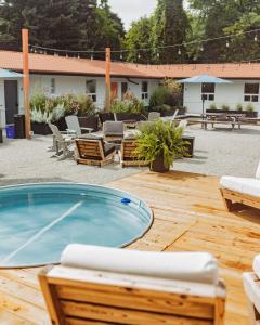 a patio with a swimming pool and tables and chairs at Penny's Motel in Thornbury