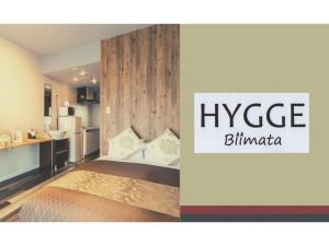 名護市にあるHYGGE biimata - Vacation STAY 06389vのベッドルーム(大型ベッド1台付)、キッチン