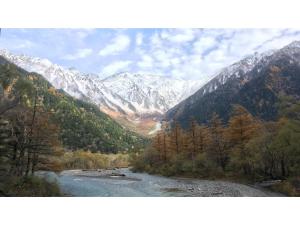 un río en un valle con montañas cubiertas de nieve en Nakanoyu Onsen Ryokan - Vacation STAY 07493v, en Matsumoto