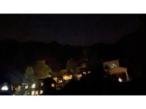 widok na miasto w nocy z oświetleniem w obiekcie Nakanoyu Onsen Ryokan - Vacation STAY 07500v w mieście Matsumoto