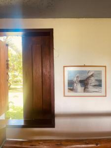 Una foto su un muro con una foto sopra. di Espelho Bahia Blue House a Praia do Espelho