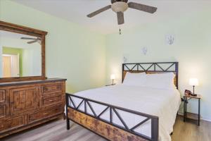una camera con letto, cassettiera e specchio di Oak Haven Retreat a Sunrise Beach