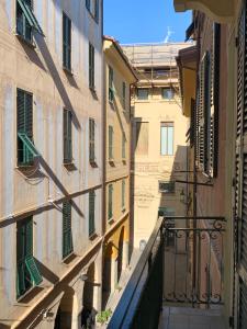 an alley between two buildings with green shutters at Remolari 20-Piazza Mazzini view in Chiavari