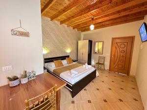 Een bed of bedden in een kamer bij Arial Penthouse Suites