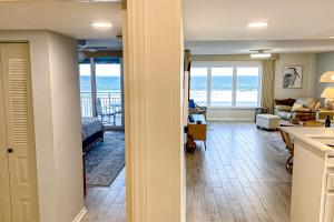 ein Wohnzimmer mit Meerblick in der Unterkunft Best of the Beach in Cedar Landing