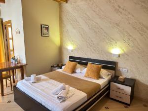 Een bed of bedden in een kamer bij Arial Penthouse Suites