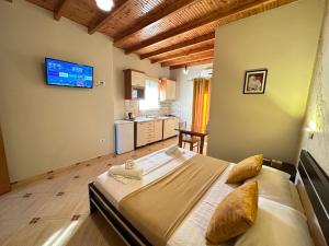 Μια τηλεόραση ή/και κέντρο ψυχαγωγίας στο Arial Penthouse Suites