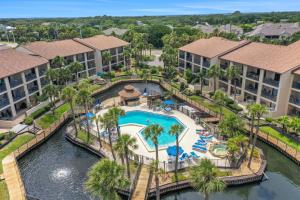 een luchtfoto van het zwembad in een resort bij Recently updated resort condo with 2 pools, 2 balconies, ocean views, BBQ, & W/D in St. Augustine