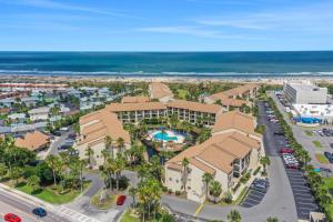 een luchtzicht op een resort met een zwembad en de oceaan bij Recently updated resort condo with 2 pools, 2 balconies, ocean views, BBQ, & W/D in St. Augustine