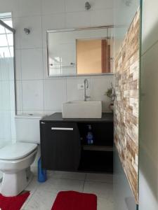 y baño con lavabo, aseo y espejo. en Hostel Tia Ana en São Paulo