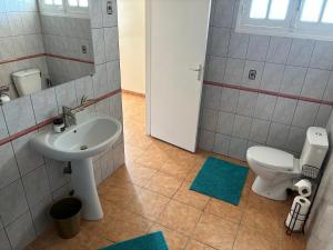 Koupelna v ubytování Villa Elise Jolie Maison , Piscine, WiFi, pour 7 personnes + 10 fotografií