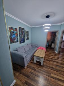 a living room with a couch and a table at Apartament Hotel, Chisinau, Botanica, Aeroport in Chişinău