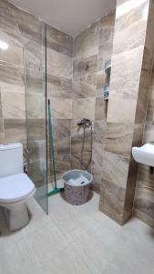 een badkamer met een douche, een toilet en een bad bij Oumnia12 in Fès