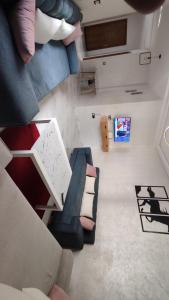 een woonkamer met een bank en een tv bij Oumnia12 in Fès